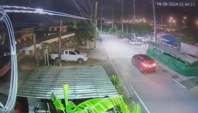 Footage from public CCTV cameras reveals that the Alphard vehicle stolen by the group of robbers (right) was driven and abandoned on the roadside near the Khlong Prapa Canal, close to a power plant in Moo 45, Ban Mai Subdistrict, Mueang Pathum Thani District on August 14, 2024... อ่านข่าวต้นฉบับได้ที่ : https://www.khaosodenglish.com/news/2024/08/16/chinese-gang-claiming-to-be-police-robs-luxury-home-in-pathum-thani/